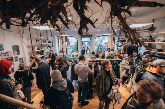 Eröffnung des NIKIN TreeHouse Aarau mit vielen Besucher*innen im Store.
