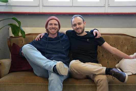 NIKIN-Gründer Robin und Nicholas posieren zusammen.