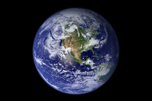 Satellitenbild der Erde aus dem Weltraum, das Nordamerika, den Atlantik und Teile Südamerikas zeigt. Die blaue Erde mit weißen Wolken hebt sich vor dem schwarzen Hintergrund des Alls ab.