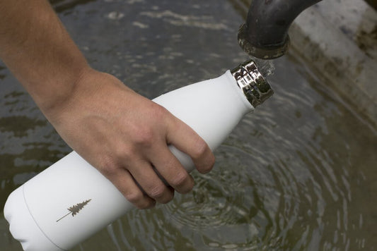 Wieso Wasser PET-Flaschen kaufen ein unsinniger Trend ist - NIKIN EU