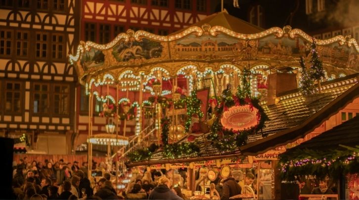 Weihnachtsmarkt mit Karusell und Lichtern