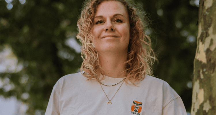 Illustratorin Janina trägt ihr eigens designtes NIKIN Shirt.